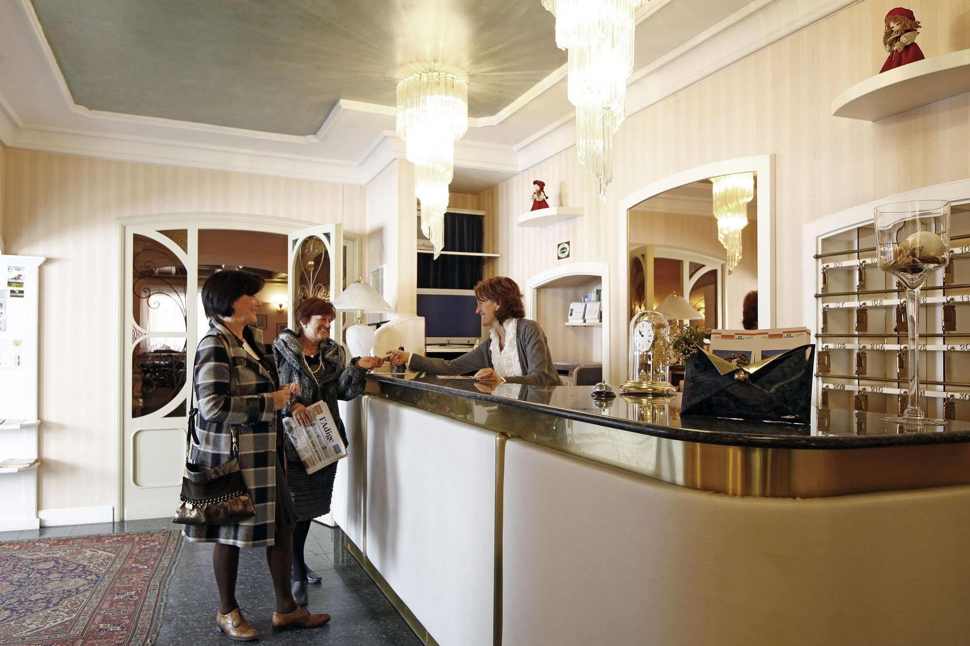 Hotel Touring เปรดัซโซ ภายนอก รูปภาพ